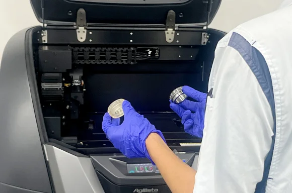 3Dプリンターで製品スキャン中のフセラシ社員