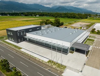 三重工場新管理棟の外観