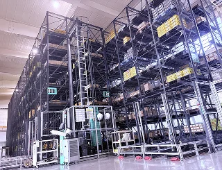 フセラシファスナー内の自動ラック倉庫の様子