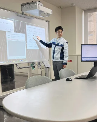 システムの運用・改善業務中の様子