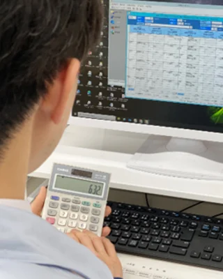 財務状況の把握・管理中の様子