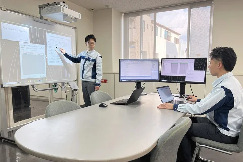 システムの運用・改善業務中の様子