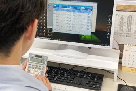 財務状況の把握・管理中の様子