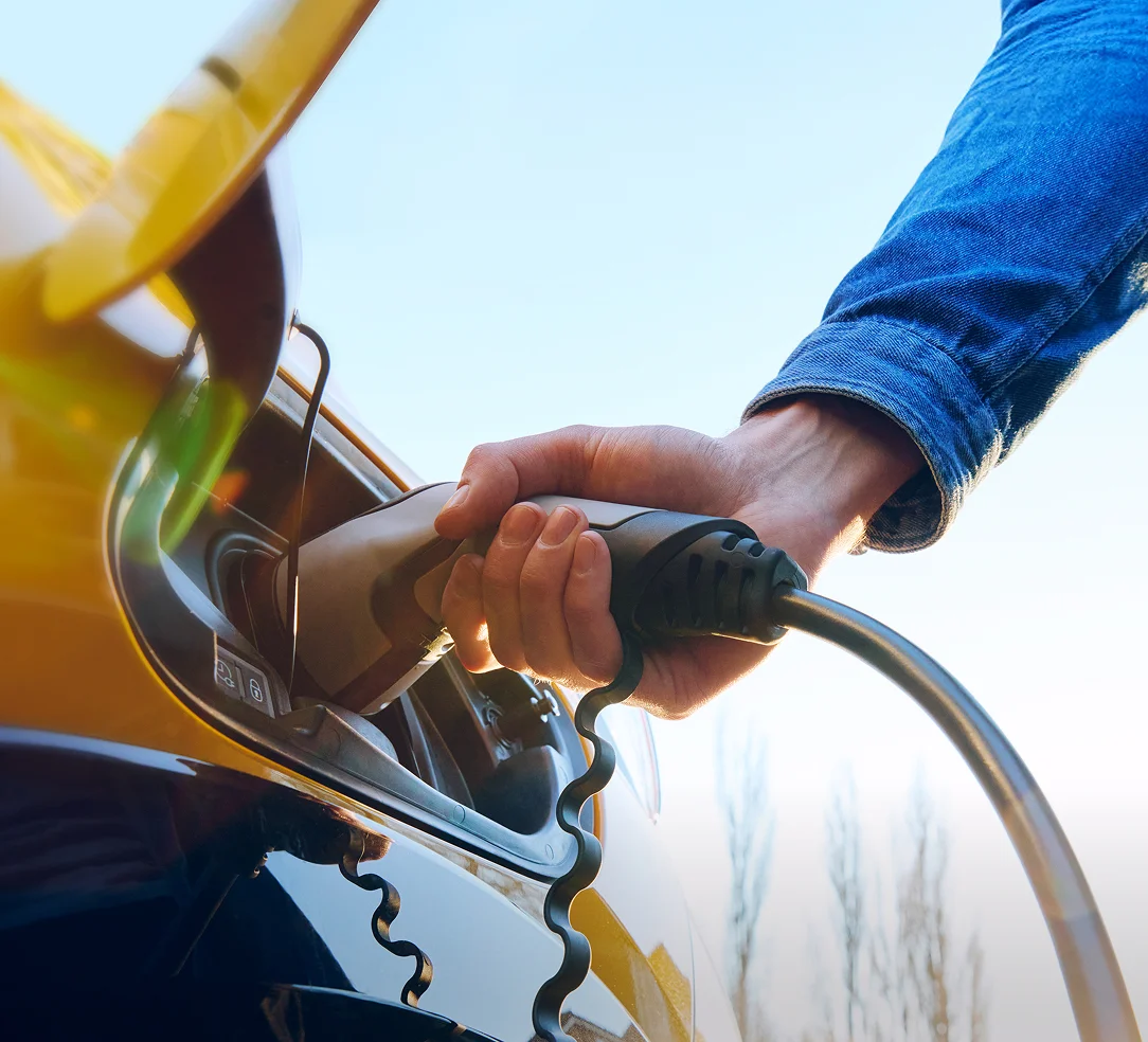 電気自動車の充電端子。電動化を支えるフセラシをイメージ。